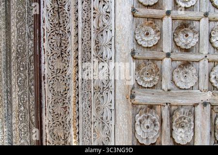 Fujikawaguchiko, Japon-6 avril 2025 ; gros plan des ornements sur la porte en bois de la porte d'entrée du Kubota Itchiku Art Museum dédié au textile A. Banque D'Images