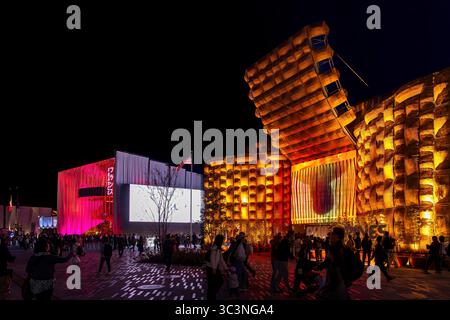 Osaka, Japon-18 avril 2025 ; pavillons illuminés de France et des Philippines lors de l'Expo 2025 Banque D'Images