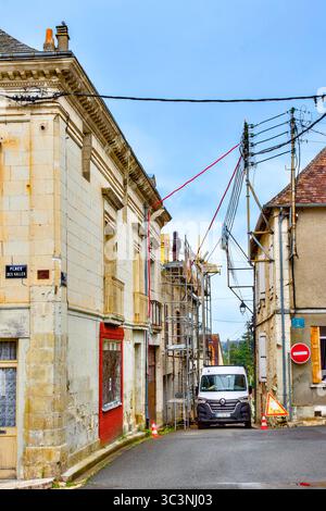 Rue étroite dans le vieux centre ville bloqué par les constructeurs van et échafaudage - Preuilly-sur-Claise, Indre-et-Loire (37), France. Banque D'Images