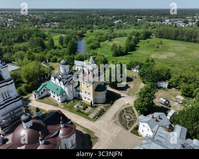 Une vue aérienne rapprochée se concentrant sur les détails architecturaux et la conception du monastère de la Sainte Annonciation à Kirzhach Banque D'Images