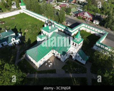 Une vue aérienne plus rapprochée soulignant les détails architecturaux du monastère de la Sainte Annonciation et de ses vastes terrains à Kirzhach Banque D'Images