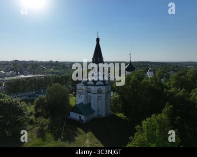 Une vue panoramique aérienne du monastère de la Sainte Annonciation et une partie importante de la ville de Kirzhach Banque D'Images