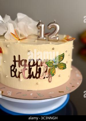 gâteau avec l'inscription joyeux anniversaire et a Banque D'Images