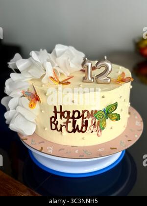 gâteau avec l'inscription joyeux anniversaire et a Banque D'Images