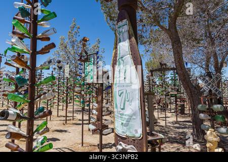 Elmer long, décédé en 2019 à l'âge de 72 ans, a créé ce ranch de bouteilles, montant la collection de bouteilles de son père décédé sur des arbres métalliques soudés. Banque D'Images