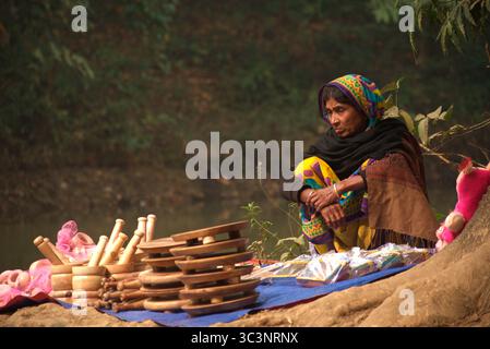 Une entrepreneure tribale vendant de l'artisanat. Banque D'Images