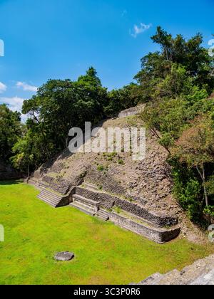 Ruines mayas sur la Plaza A, site archéologique de Caracol, district de Cayo, Belize Banque D'Images