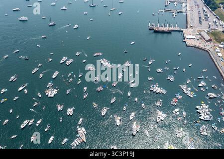 Images aériennes du Newport Folk Festival 2025 - Fort Adams State Park, Rhode Island. Vue aérienne d'un port bondé de Newport pendant le Folk Banque D'Images