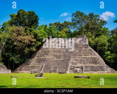 Ruines mayas sur la Plaza A, site archéologique de Caracol, district de Cayo, Belize Banque D'Images