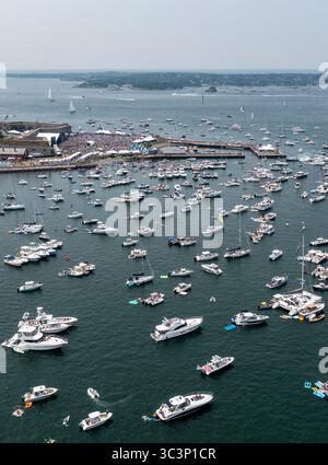 Images aériennes du Newport Folk Festival 2025 - Fort Adams State Park, Rhode Island. Vue aérienne d'un port bondé de Newport pendant le Folk Banque D'Images