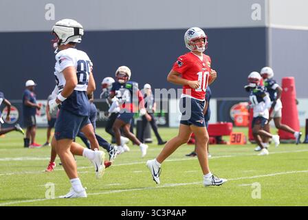 Stade Gillette. 26 juillet 2025. MA, États-Unis ; le quarterback des Patriots de la Nouvelle-Angleterre Drake Maye (10 ans) se réchauffe pendant le camp d'entraînement des Patriots de la Nouvelle-Angleterre au stade Gillette. Anthony Nesmith/CSM/Alamy Live News Banque D'Images