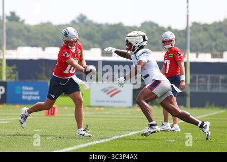 Stade Gillette. 26 juillet 2025. MA, États-Unis ; le quarterback des Patriots de la Nouvelle-Angleterre Drake Maye (10 ans) s'arrête pendant le camp d'entraînement des Patriots de la Nouvelle-Angleterre au stade Gillette. Anthony Nesmith/CSM/Alamy Live News Banque D'Images