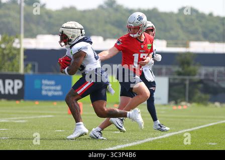 Stade Gillette. 26 juillet 2025. MA, États-Unis ; Bryce Baringer (17 ans), parieur des Patriots de la Nouvelle-Angleterre, s'arrête pendant le camp d'entraînement des Patriots de la Nouvelle-Angleterre au stade Gillette. Anthony Nesmith/CSM/Alamy Live News Banque D'Images
