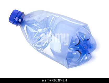 Bouteille en plastique vide froissée représentant le recyclage, la pollution ou la gestion des déchets Banque D'Images