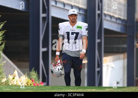 Stade Gillette. 26 juillet 2025. MA, États-Unis ; le parieur des Patriots de la Nouvelle-Angleterre Bryce Baringer (17 ans) se rend sur le terrain d'entraînement avant le camp d'entraînement des Patriots de la Nouvelle-Angleterre au stade Gillette. Anthony Nesmith/CSM/Alamy Live News Banque D'Images