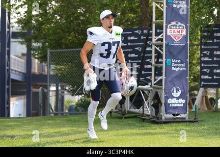 Stade Gillette. 26 juillet 2025. MA, États-Unis ; le kicker Parker Romo (37) des Patriots de la Nouvelle-Angleterre sprints sur le terrain d'entraînement avant le camp d'entraînement des Patriots de la Nouvelle-Angleterre au stade Gillette. Anthony Nesmith/CSM/Alamy Live News Banque D'Images