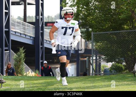 Stade Gillette. 26 juillet 2025. MA, États-Unis ; le centre des Patriots de la Nouvelle-Angleterre Ben Brown (77) se rend sur le terrain d'entraînement avant le camp d'entraînement des Patriots de la Nouvelle-Angleterre au stade Gillette. Anthony Nesmith/CSM/Alamy Live News Banque D'Images