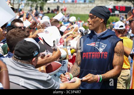 Stade Gillette. 26 juillet 2025. MA, USA ; le cornerback des Patriots de la Nouvelle-Angleterre Christian Gonzalez (0) signe des autographes après le camp d'entraînement des Patriots de la Nouvelle-Angleterre au stade Gillette. Anthony Nesmith/CSM/Alamy Live News Banque D'Images