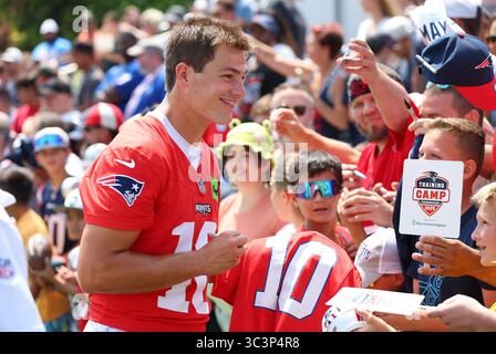 Stade Gillette. 26 juillet 2025. MA, États-Unis ; le quarterback des Patriots de la Nouvelle-Angleterre Drake Maye (10 ans) signe des autographes après le camp d'entraînement des Patriots de la Nouvelle-Angleterre au stade Gillette. Anthony Nesmith/CSM/Alamy Live News Banque D'Images