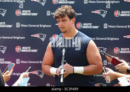 Stade Gillette. 26 juillet 2025. MA, États-Unis ; New England Patriots offensive Tackle Will Campbell (66) s'entretient avec les médias après le camp d'entraînement des Patriots de la Nouvelle-Angleterre au stade Gillette. Anthony Nesmith/CSM/Alamy Live News Banque D'Images