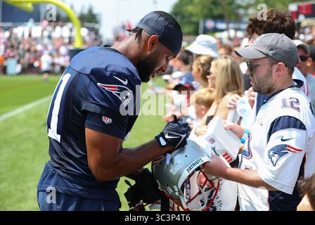 Stade Gillette. 26 juillet 2025. MA, USA ; le linebacker Elijah Ponder (91) des Patriots de la Nouvelle-Angleterre signe des autographes après le camp d'entraînement des Patriots de la Nouvelle-Angleterre au stade Gillette. Anthony Nesmith/CSM/Alamy Live News Banque D'Images