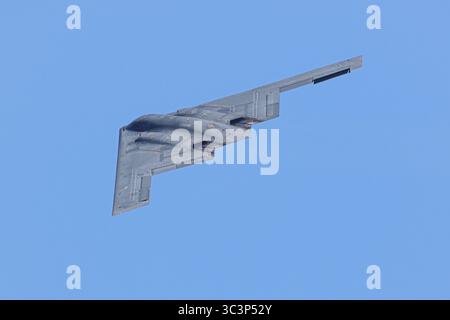 Un bombardier B-2 Spirit a effectué un survol rare pour les spectateurs de la Selfridge 2024 Open House and Air Show à Selfridge Air National Guard Bas Banque D'Images