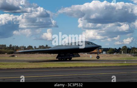 Un bombardier furtif B-2 Spirit de l'US Air Force décolle de la Royal Australian Air Force base Amberley, en Australie, dans le cadre d'une mission de Bomber Task Force, Banque D'Images