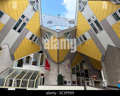 Rotterdam, pays-Bas 16-07-25. Cube Houses (kubuswoningen) sont un ensemble de maisons innovantes, celles-ci sont utilisées comme logements étudiants et auberges et c Banque D'Images
