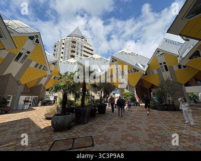 Rotterdam, pays-Bas 16-07-25. Cube Houses (kubuswoningen) est un ensemble de maisons innovantes construites à Helmond et Rotterdam aux pays-Bas, designe Banque D'Images