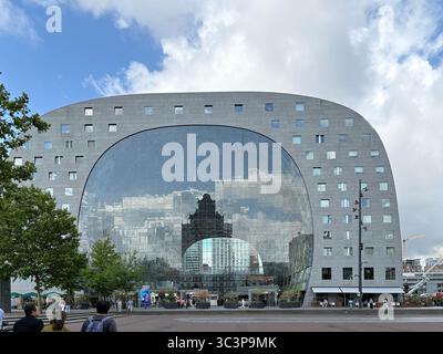 Rotterdam, pays-Bas, 16-07-25. Le Markthal (English-Market Hall) est un immeuble résidentiel et de bureaux avec une halle de marché en dessous, le bâtiment Banque D'Images