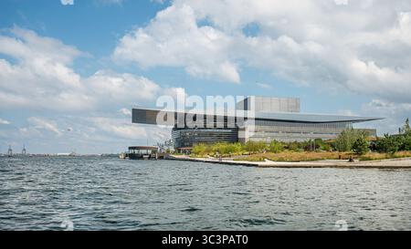 Architecture moderne en bord de mer à Copenhague - L'emblématique Opéra reflète le design danois et la culture estivale. Copenhague, 17 juillet 2025 Banque D'Images