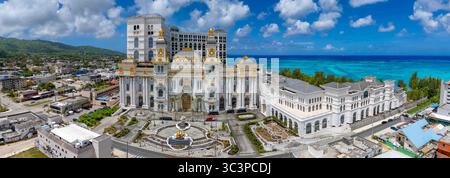 Cette photographie aérienne saisissante capture Garapan, le quartier principal animé de Saipan dans les îles Mariannes du Nord, avec une vue bien visible d'une fois Banque D'Images