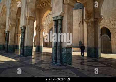 Casablanca, Maroc—27 mars 2025.les touristes examinent la mosquée Hassan II Banque D'Images