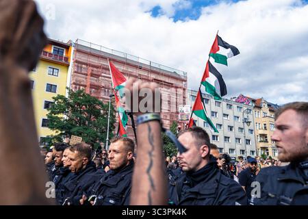 Berlin, Berlin, Allemagne. 26 juillet 2025. Une personne lève le poing en l'air en direction de la police de Berlin qui a arrêté la marche de la manifestation avant même qu'elle ne commence. Queer et ses alliés ont défilé dans les rues de Berlin sur la Queer Pride interantionaliste (IQP) le 26 juillet 2025, à Berlin en Allemagne. (Crédit image : © Nikos Kanistras/ZUMA Press Wire) USAGE ÉDITORIAL SEULEMENT ! Non destiné à UN USAGE commercial ! Crédit : ZUMA Press, Inc/Alamy Live News Banque D'Images