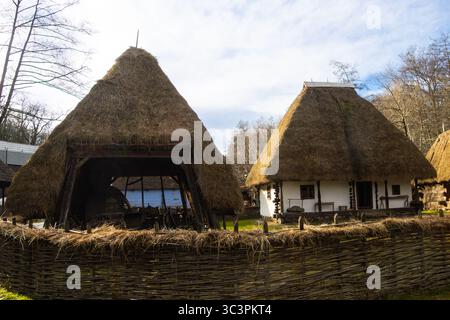 Maisons anciennes au Musée Astra, l'institution ethno-muséale la plus importante en Roumanie. Banque D'Images