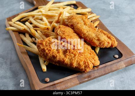Vue sur un plateau de nuggets de poulet et de frites. Banque D'Images
