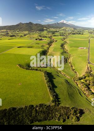 Vue aérienne des champs verdoyants et fertiles sur la baie côtière du mont Taranaki, Nouvelle-Zélande près du cap Egmont Banque D'Images