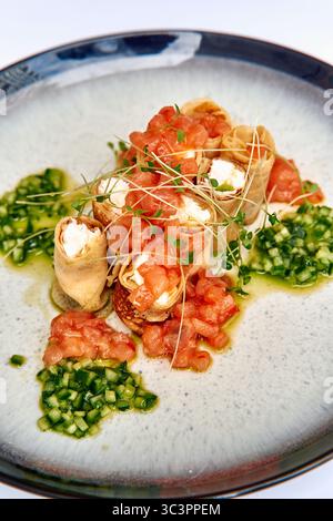 Un délice culinaire composé de tacos au poisson frais avec salsa aux tomates et garniture aux herbes sur une assiette élégante garnie de verts frais Banque D'Images