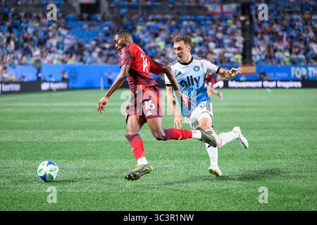 Charlotte, Caroline du Nord, États-Unis. 26 juillet 2025. L'attaquant du Toronto FC TYRESE SPICER (16 ans) frappe le ballon défendu par le milieu de terrain du Charlotte FC Pep BIEL (16 ans) pendant la deuxième moitié du match. Charlotte FC gagne 2-0 contre Toronto FC au Bank of America Stadium à Charlotte, NC, le 26 juillet 2025 (crédit image : © Maxwell Vittorio/ZUMA Press Wire) USAGE ÉDITORIAL SEULEMENT ! Non destiné à UN USAGE commercial ! Crédit : ZUMA Press, Inc/Alamy Live News Banque D'Images
