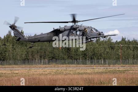 Alaska Air National Guard HH-60G Pave Hawk Aviators et Guardian Angels, affectés respectivement aux 210e et 212e escadrons de sauvetage, mènent un hoi Banque D'Images