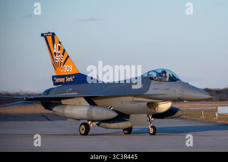 Un avion de chasse F-16C Fighting Falcon de l'US Air Force affecté aux taxis du 119th Fighter Squadron tout en portant le nouveau navire phare de queue fla « Jersey Jerk » Banque D'Images