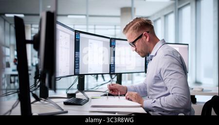 Gestion des finances : le jeune homme caucasien utilise un logiciel électronique pour la facturation. Banque D'Images