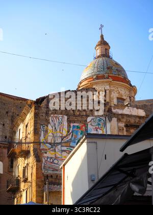Dôme de la cathédrale de Palerme avec murale colorée sur le vieux mur dans le centre historique, Sicile, Italie Banque D'Images