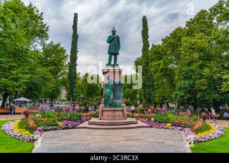 Esplanadi et statue de Johan Ludvig Runeberg à Helsinki, Finlande Banque D'Images