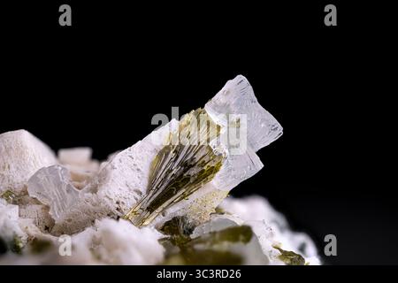 Prehnite claire sur Epidote verte sur Adulria blanche. Spécimen d'Arvigo, Calenca, Suisse. Micro photographie en gros plan. microscope minéral Banque D'Images