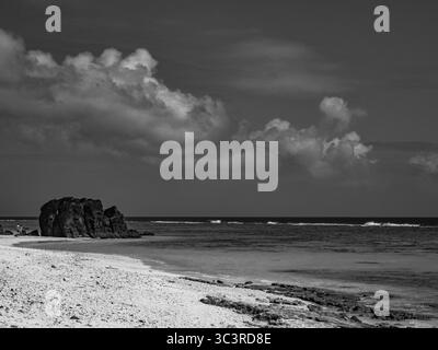 Rocher géant sur l'île tropicale. Banque D'Images