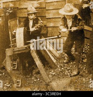 Deux boy scouts britanniques patriotiques aidant dans une ferme pendant la première Guerre mondiale pendant la période des récoltes. Banque D'Images