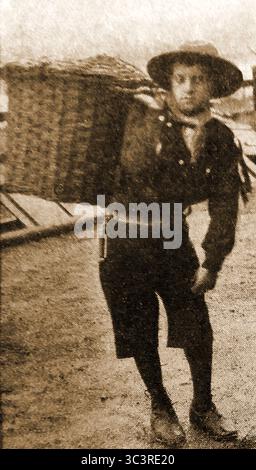 Un boy scout britannique patriotique aidant dans une ferme pendant la première Guerre mondiale pendant la période des récoltes. Banque D'Images