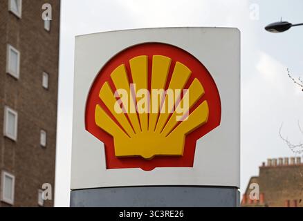 Photo du dossier datée du 08/04/15 du logo de la société dans une station-service Shell à Londres. Shell devrait enregistrer une baisse de ses bénéfices au cours des derniers mois, alors que le géant de l’énergie continue de lutter contre la volatilité des prix du pétrole et s’efforce de restituer des liquidités à ses actionnaires. Date d'émission : dimanche 27 juillet 2025. Banque D'Images