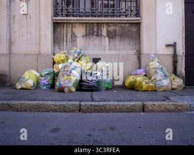 Cremona, Italie - 27 juillet 2024 collecte de divers sacs et conteneurs de déchets en plastique laissés sur le trottoir pour le recyclage ramassage dans une ville européenne s. Banque D'Images